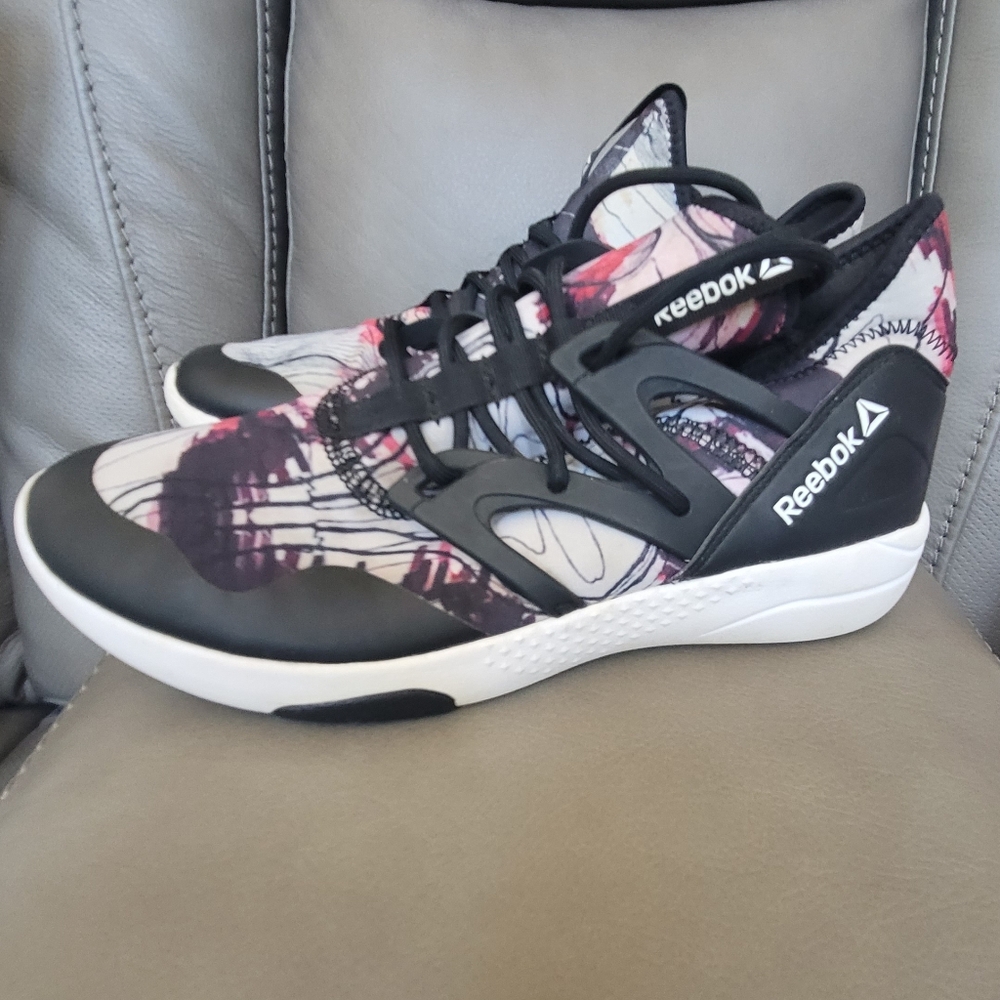 Reebok hayasu Women's Sz-8.5 Black Multi Color